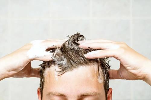 شامپوی ضد شوره با ریزش مو مقابله می کند؟